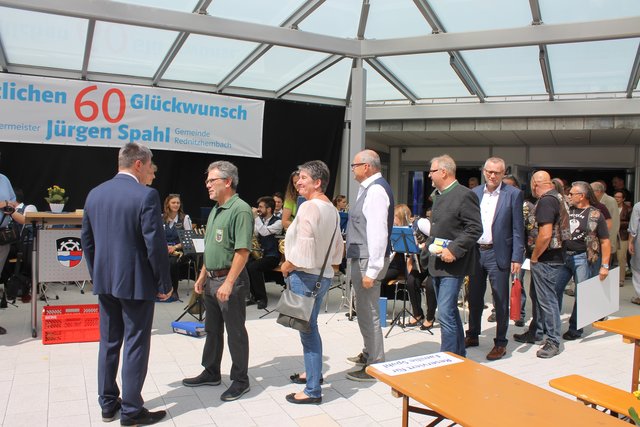 Viele Freunde, Bekannte, Weggefährten, Bürgerinnen, Bürger und Gäste nutzten die Gelegenheit, Jürgen Spahl zum 60. Geburtstag zu gratulieren. | Foto: Victor Schlampp