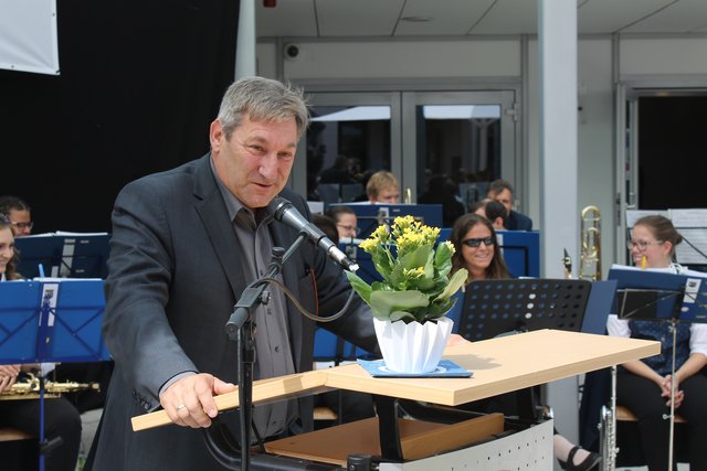 Roland Gattenlöhner überbringt Glückwünsche des Bezirkstages. | Foto: Victor Schlampp