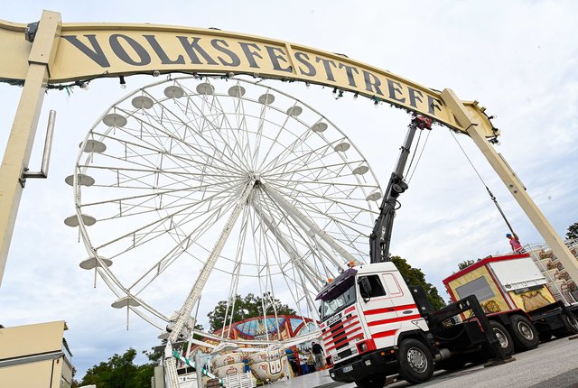 Aufbau des Riesenrades fürs Nürnberger Herbstvolksfest. | Foto: Berny Meyer