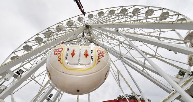 Aufbau des Riesenrades fürs Nürnberger Herbstvolksfest. | Foto: Berny Meyer