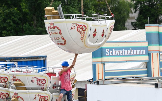 Aufbau des Riesenrades fürs Nürnberger Herbstvolksfest. | Foto: Berny Meyer