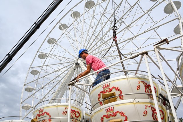 Aufbau des Riesenrades fürs Nürnberger Herbstvolksfest. | Foto: Berny Meyer