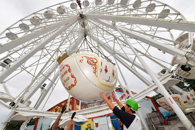 Aufbau des Riesenrades fürs Nürnberger Herbstvolksfest. | Foto: Berny Meyer