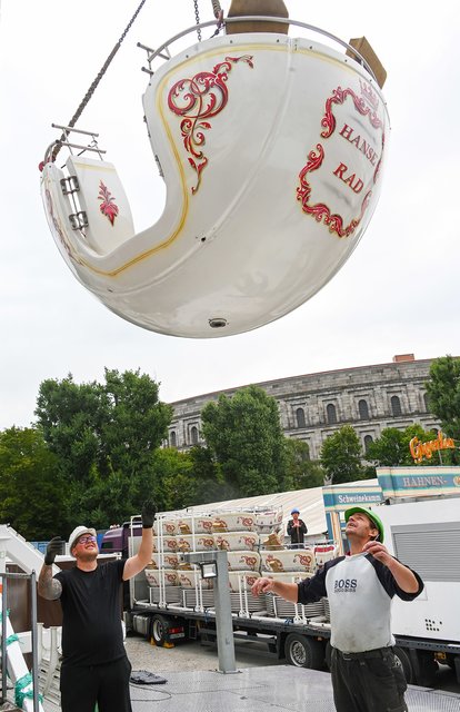 Aufbau des Riesenrades fürs Nürnberger Herbstvolksfest. | Foto: Berny Meyer