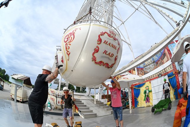 Aufbau des Riesenrades fürs Nürnberger Herbstvolksfest. | Foto: Berny Meyer