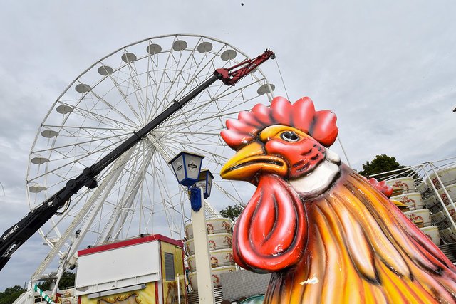 Aufbau des Riesenrades fürs Nürnberger Herbstvolksfest. | Foto: Berny Meyer