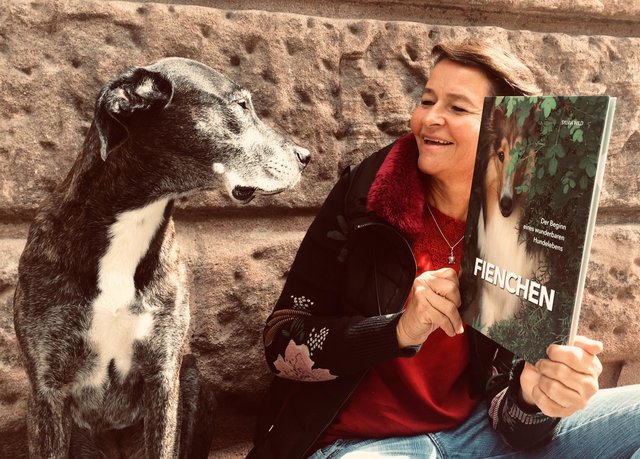 Autorin Sylvia Wild mit ihrer Hündin Safari.