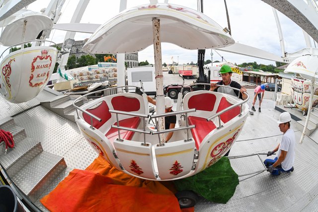 Aufbau des Riesenrades fürs Nürnberger Herbstvolksfest. | Foto: Berny Meyer