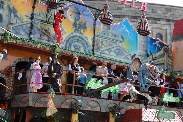 Erster Rundgang am Herbstvolksfest 2019.  | Foto: Udo Dreier