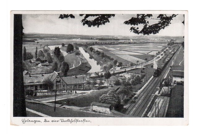 Der sogenannte Vierstraßenblick Richtung Bubenreuth mit einem Güterzug aus Richtung Forchheim,
von links die Regnitz, der Ludwig-Donau Main-Kanal, die Fernstraße sowie die Bahn. Aufgenommen vom Burgberg - Nordseite.  (Postkarte, versandt 1941) 