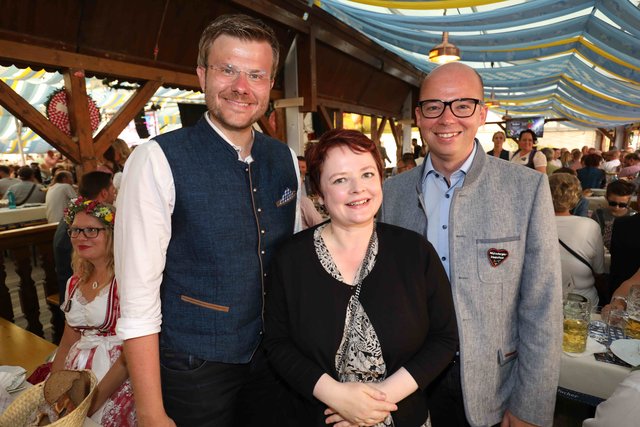 Drei auf einen Streich : Die Oberbürgermeisterkandidaten Thorsten Brehm (SPD, r.), Marcus König (CSU, l.) und Verena Osgyan (Die Grünen).  | Foto: Udo Dreier