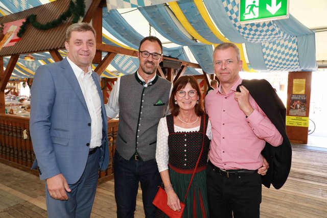 OB Ulrich Maly(r.) mit seiner Frau Petra, Tucher-Chef Heinz Christ (l.) und Tucher-Gastronomiedirektor Jörg Träger. | Foto: Udo Dreier