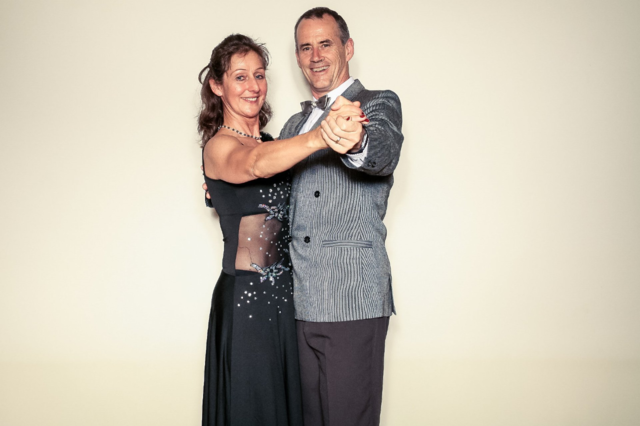Gabriele aus Nürnberg bringt ihren Tanzpartner gleich mit ins Finale. Die Mutter von vier erwachsenen Kindern ist eine Powerfrau. Sie tanzt regemäßig in einer Tanzschule und ist sportlich vielseitig aktiv. Wenn es um den Opernball geht, sind ihr die Walzer von Strauß am liebsten. | Foto: Gabriele