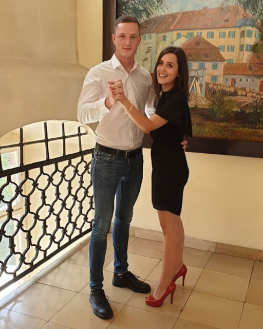 Sabine aus Erlangen hat schon berufswegen mit einem Schloss zu tun. Nämlich im Schloss Höchstadt, zu sehen auf dem Bild im Hintergrund. Natürlich wäre es noch glamuröser in eine Opernball-Prinzessin verwandelt zu werden. Den passenden Tanzpartner hat Sabine auf jeden Fall schon. | Foto: Instagram: biinus_
