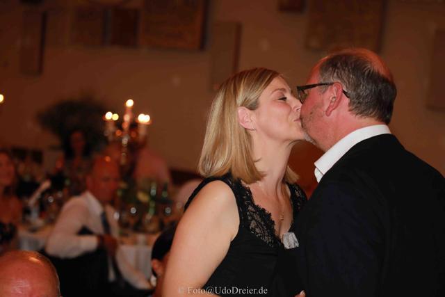 Eine Hommage an die Liebe! Gisi Nill küsst ihren Jochen Scharf. | Foto: © Udo Dreier
