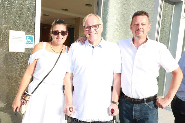 FCN-Aufsichtsratsboss Dr. Thomas Grethlein (Mi., „Sportunfall“) mit Jochen Reinhard (Agentur Freundeskreis) und Ehefrau Diana. | Foto: © Udo Dreier