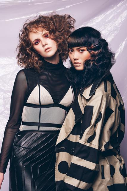 New Waves. Der glatte Pony erzeugt einen tollen Kontrast zu den gecurlten Längen. Die aufgebrochene Wellenstruktur lässt die Trendfrisur weicher und femininer wirken und sorgt für romantische Vibes. Ausgefallener Haarschmuck wie Clips sind das It-Piece der Saison schlechthin und verleihen noch mehr Glamour.
  | Foto: © ZV Friseurhandwerk