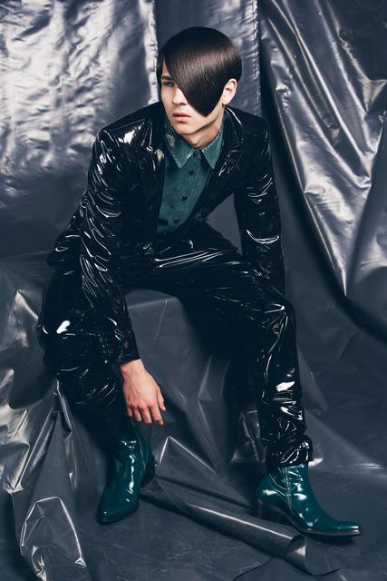 Mensch oder Maschine? Bei der Neuinterpretation des Sleeklooks dominiert die dreieckige Frontansicht ganz klar den Cut. Das progressive, ultraglatte Styling sorgt für einen coolen und unnahbaren Men in Black-Look.
 | Foto: © ZV Friseurhandwerk