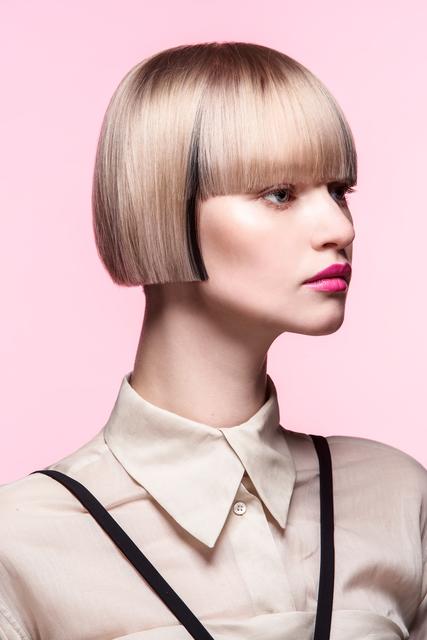 Der grafische Box Bob vereint weiche Struktur und harte Konturen mit einem akkurat geschnittenen Pony und verhilft zum perfekten femininen Makeover. Das kühle Blond mit den plakativen, rauchigen Lowlights macht aus dem eleganten Short-Cut einen progressiven, formvollendeten Look #humanoid. | Foto: © ZV Friseurhandwerk