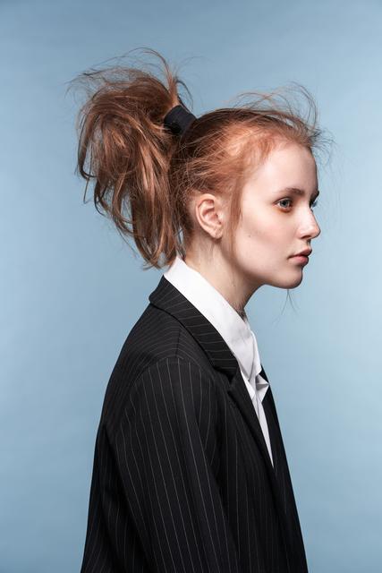 Der Basis-Cut funktioniert auch als High Ponytail im Messy-Look. Der undone Ponytail wird dabei hochgebunden und umwickelt, um Höhe und Stand zu sichern. Für das richtige Feintuning dürfen Flyaways im Konturenbereich ausgearbeitet und betont werden. Für einen sportlichen, äußerst lässigen Style und unaufgeregte Nonchalance. | Foto: © ZV Friseurhandwerk