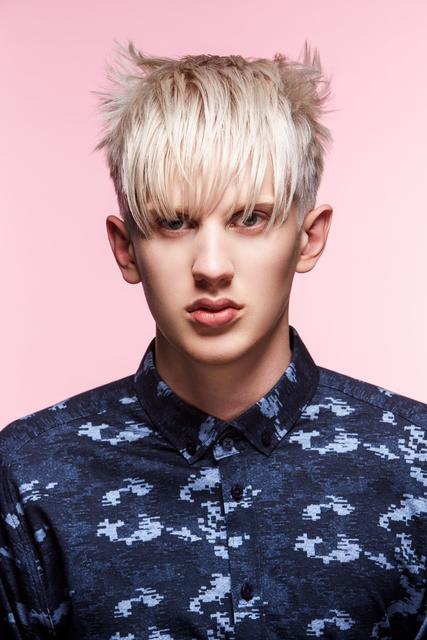 Arts and Crafts. Für alle, die es unkonventionell mögen. Stylingprodukte dürfen wieder sichtbar sein! Das Deckhaar einfach straight und strukturiert in die Stirn stylen und im Seitenbereich einzelne Partien aufstellen. Der experimentelle Look bringt Lebendigkeit in die Haare. Die Frisur neu denken lautet die Devise.
 | Foto: © ZV Friseurhandwerk
