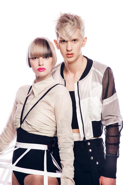 Kurze Konturen mit längerem gestuftem Deckhaar und ausgeprägter Ponypartie bleiben angesagt. Futuristisch angehaucht mit einem kühlen Silberblond, entspringt das Styling geradewegs einem Science-Fiction-Streifen. Haare machen Leute! | Foto: © ZV Friseurhandwerk