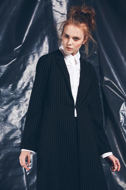Der Basis-Cut funktioniert auch als High Ponytail im Messy-Look. Der undone Ponytail wird dabei hochgebunden und umwickelt, um Höhe und Stand zu sichern. Für das richtige Feintuning dürfen Flyaways im Konturenbereich ausgearbeitet und betont werden. Für einen sportlichen, äußerst lässigen Style und unaufgeregte Nonchalance. | Foto: © ZV Friseurhandwerk