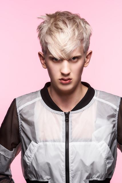 Kurze Konturen mit längerem gestuftem Deckhaar und ausgeprägter Ponypartie bleiben angesagt. Futuristisch angehaucht mit einem kühlen Silberblond, entspringt das Styling geradewegs einem Science-Fiction-Streifen. Haare machen Leute! | Foto: © ZV Friseurhandwerk