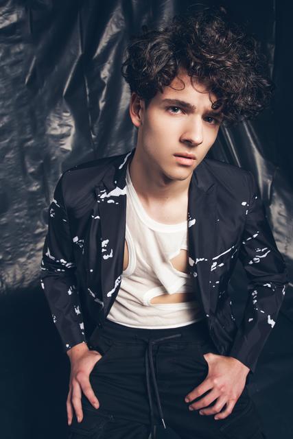 Die neue Quiff-Frisur ist sehr vielfältig. Gerade bei der jüngeren Generation ist der softe, dynamische Look mit Locken und Wellen gefragt. Für ein natürliches Volumen wird die volle Textur am Oberkopf mit Stylingprodukten in Form gebracht. Der typische Rulebreaker. | Foto: © ZV Friseurhandwerk