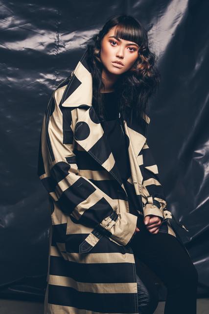 New Waves. Der glatte Pony erzeugt einen tollen Kontrast zu den gecurlten Längen. Die aufgebrochene Wellenstruktur lässt die Trendfrisur weicher und femininer wirken und sorgt für romantische Vibes. Ausgefallener Haarschmuck wie Clips sind das It-Piece der Saison schlechthin und verleihen noch mehr Glamour.
  | Foto: © ZV Friseurhandwerk