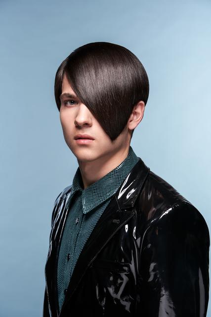 Mensch oder Maschine? Bei der Neuinterpretation des Sleeklooks dominiert die dreieckige Frontansicht ganz klar den Cut. Das progressive, ultraglatte Styling sorgt für einen coolen und unnahbaren Men in Black-Look.
 | Foto: © ZV Friseurhandwerk