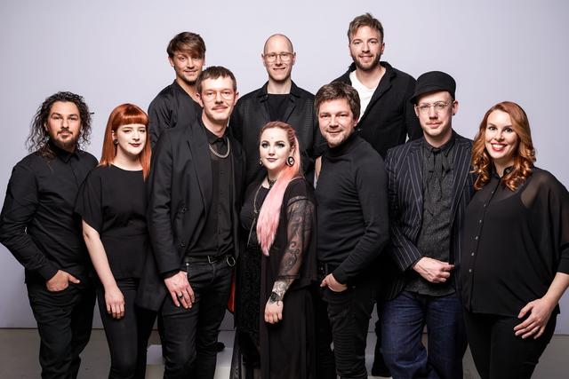 Die Akteure der aktuellen Mode (v.l.): Serkan Akbas, Sandy Hans, Robin Witte, stellv. Art Director Steven Meth, Christian Kasa, Nadine Nägler, Art Director Antonio Weinitschke, Julian Wagner, Lupo und Tanja Hartmann. | Foto: © ZV Friseurhandwerk
