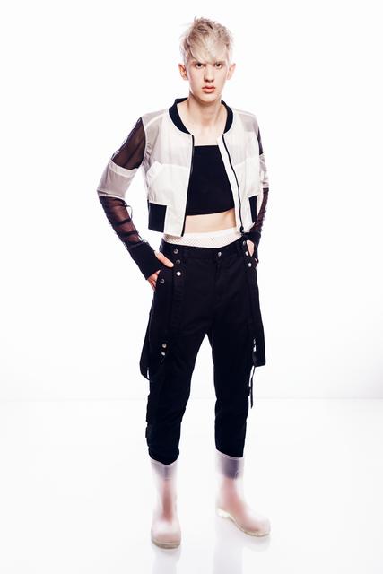 Kurze Konturen mit längerem gestuftem Deckhaar und ausgeprägter Ponypartie bleiben angesagt. Futuristisch angehaucht mit einem kühlen Silberblond, entspringt das Styling geradewegs einem Science-Fiction-Streifen. Haare machen Leute! | Foto: © ZV Friseurhandwerk