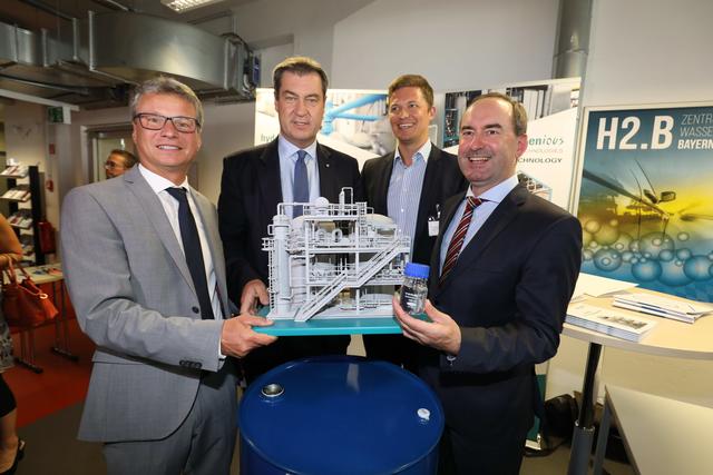 Eröffnung Wasserstoff.Bayern in Nürnberg (v.l.): Wissenschaftsminister Bernd Sibler, Ministerpräsident Dr. Markus Söder, Dr. Daniel Teichmann (Hydrogenious LOHC Technologies GmbH) und Wirtschaftsminister Hubert Aiwanger.  | Foto: Udo Dreier