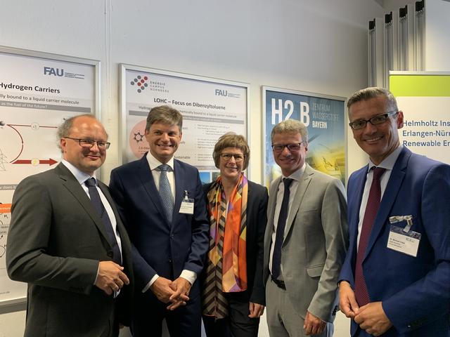 Professor Dr. Peter Wasserscheid (Vorstand des Zentrum Wasserstoff Bayern), Professor Dr. Joachim Hornegger (Präsident der FAU), Prof. Dr. Veronika Grimm (Vorstand Zentrum Wasserstoff Bayern und Leiterin des Energie Campus Nürnberg), Bernd Sibler (Bayerischer Staatsminister für Wissenschaft und Kunst) und Nürnbergs Wirtschaftsreferent Dr. Michael Fraas (v.l.). 
  | Foto: Sylvia Kuttruff / Stadt Nürnberg