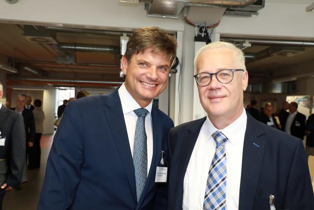 Gründung des Zentrums Wasserstoff.Bayern (H2.B) in Nürnberg mit  Joachim Hornegger (l., Präsident der Universität Erlangen-Nürnberg) und Christian Zens (FAU Erlangen-Nürnberg).  | Foto: Udo Dreier