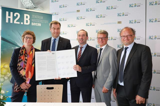 Eröffneten das Zentrum Wasserstoff.Bayern (H2.B) in den Räumen des Energie Campus Nürnberg (v.l.): Prof. Dr. Veronika Grimm, Vorsitzende der Wissenschaftlichen Leitung des EnCN, Ministerpräsident Dr. Markus Söder, Wirtschaftsminister Hubert Aiwanger, Wissenschaftsminister Bernd Sibler und Prof. Dr. Peter Wasserscheid, Mitglied der Wissenschaftlichen Leitung und Sprecher des Forschungsbereichs Speicher am EnCN.  | Foto: Udo Dreier