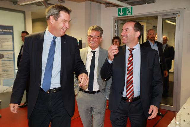 Gründung des Zentrums Wasserstoff.Bayern (H2.B) mit (v.l.) Ministerpräsident Dr. Markus Söder und den Ministern Bernd Sibler sowie Hubert Aiwanger.  | Foto: Udo Dreier