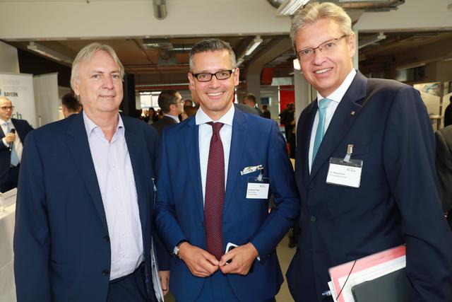Nürnbergs Wirtschaftsreferent Dr. Michael Fraas (Mitte) mit Prof. Dr. Peter Gutzmer (l., Schaeffler AG) und Dr. Roland Fleck (NürnbergMesse).  | Foto: Udo Dreier