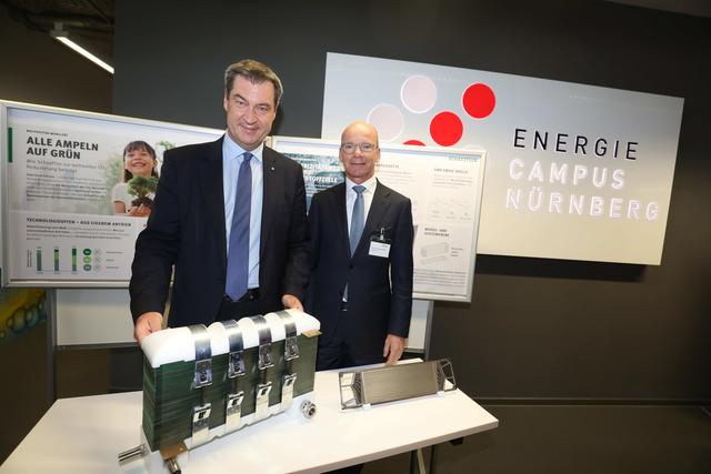 Ministerpräsident Dr. Markus Söder und Prof. Dr. Tim Hosenfeldt (Schaeffler AG) im Energie Campus Nürnberg.  | Foto: Udo Dreier