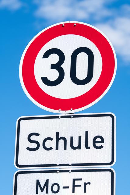 Am Dienstag, 10. September 2019, beginnt ein weiteres Schuljahr und es werden wieder viele Kinder eingeschult. Neu ist, dass vor Schulen die Tempo-30-Regelung ab sofort bis auf 18 Uhr ausgeweitet wird.