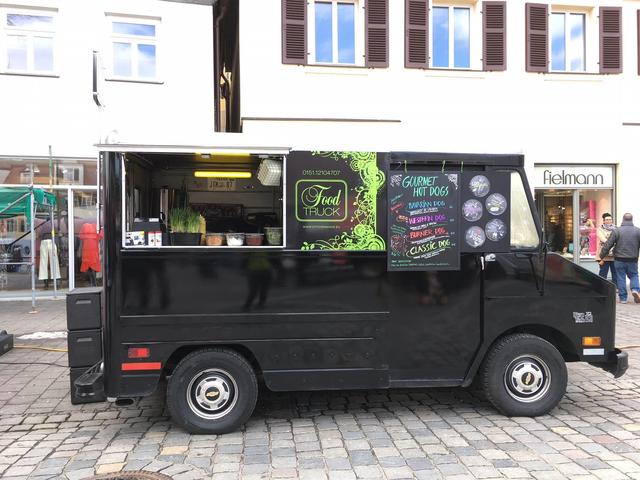 Die Lange Nacht der Kultur am 20. September muss niemand hungrig verbringen. Neben weiteren kulinarischen Angeboten und Foodtrucks versorgt der Würstchen-Waggon von KitchenMADE an seinem Standort am Scherbershof die Gäste mit Crazy Gourmet Hot Dogs in verschiedenen Styles.�