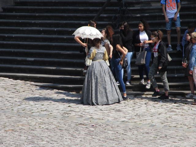 Begegnung mit einer anderen Führung im historischen Kostüm