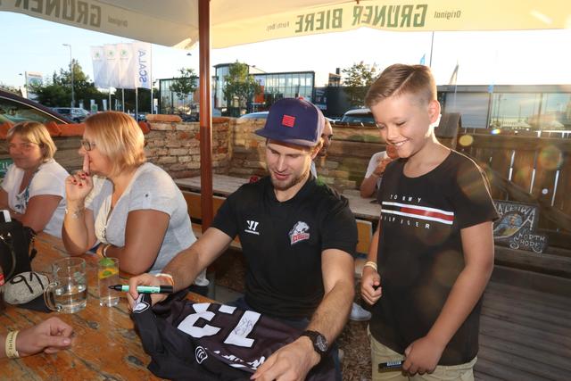Stürmer Rylan Schwartz gibt Fan Ken ein Autogramm aufs Trikot. | Foto: John Braun