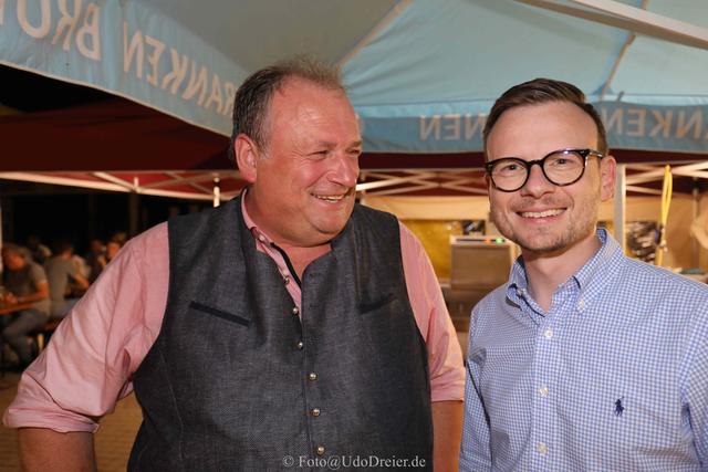 Walter Nussel freut sich auch über den Besuch von Peter Daniel Forster, CSU-Fraktionschef im Bezirkstag. | Foto: Udo Dreier