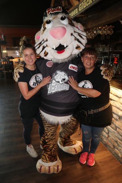 Ice-Tigers-Maskottchen Pucki mit Laura (l.) und Jacqueline. | Foto: John Braun