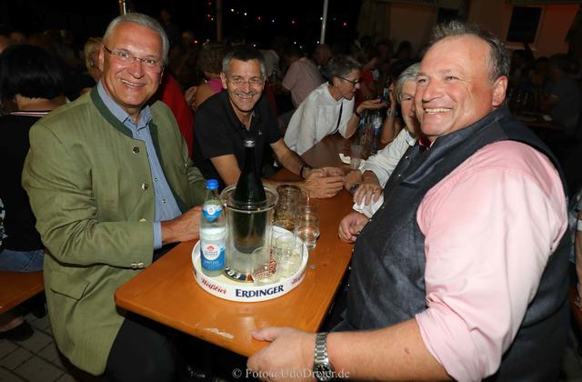 Bayerns Innenminister Joachim Herrmann (li.) und Bald-Bayernboss Herbert Hainer am Gastgebertisch. | Foto: Udo Dreier