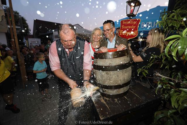 Walter Nussel sticht mit 3 Schlägen an – assistiert von Braumeister Peter Köhler von der Brauerei Hofmann aus Pahres. | Foto: Udo Dreier