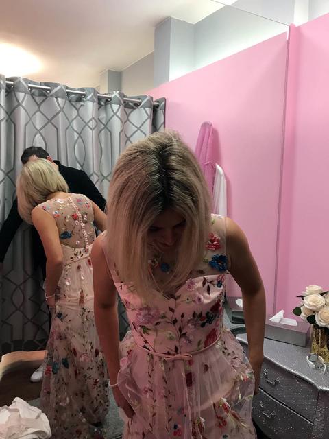 In der Umkleidekabine von Herzog Braut- und Abendmode gabs einen ersten Spitzer auf das schöne Ballkleid der Operball-Prinzessin aus Nürnberg. | Foto: Marktspiegel