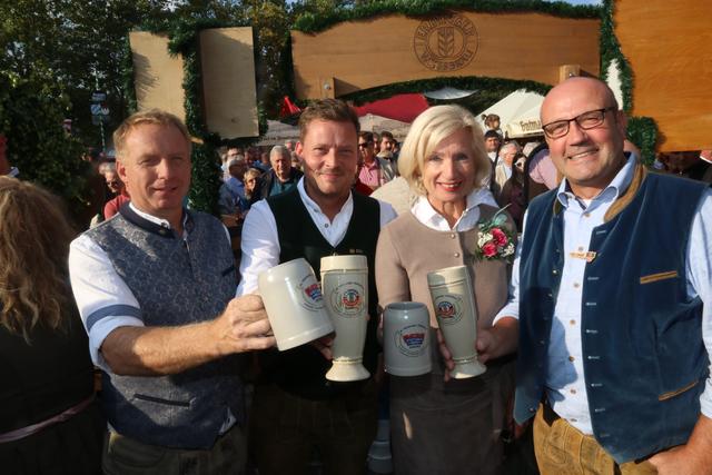 Arnd Neubauer (l.) und Stefan Müller (r.), beide Erdinger, und Altstadtwirt Wolfgang Friedlsperger mit Kulturreferentin Prof. Dr. Julia Lehner, die das Erdinger-Fass anstach. | Foto: John R. Braun